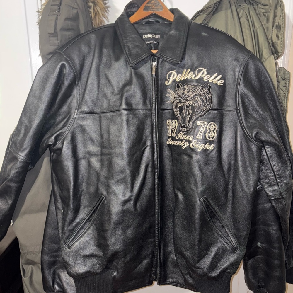 Black leather Pelle Pelle